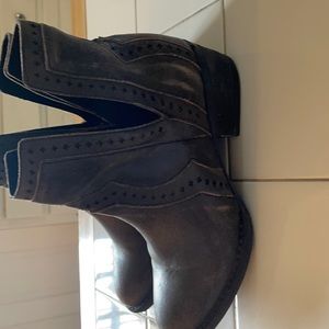 Very Volatile distressed grey booties size 7.5